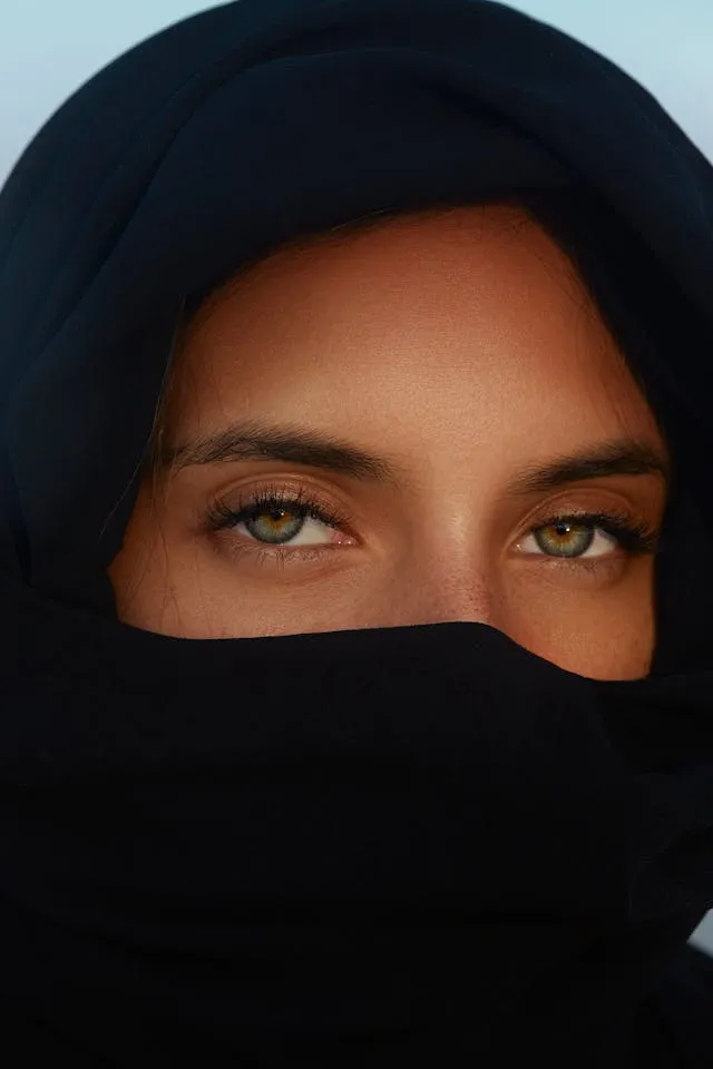 The Veiled Gaze